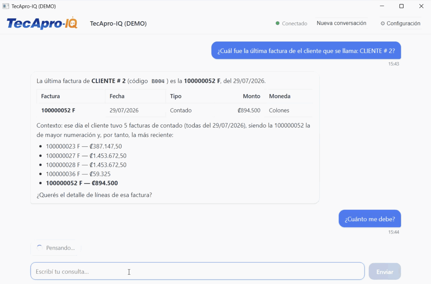 Ventana de TecApro-IQ: un usuario pregunta por la última factura de un cliente y el asistente responde con una tabla de factura, fecha, monto y moneda.
